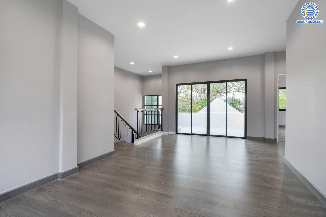 บ้านมือสองตกแต่งใหม่ ม.กฤษดานคร18 บรมราชชนนี เนื้อที่ 125 ตร.ว. บนพื้นที่ใช้สอยมากถึง 353 ตร.ม. อีกระดับของฟังก์ชัน 4 ห้องนอน 4 ห้องน้ำ 1 ห้องอเนกประสงค์ 1 ห้องแม่บ้าน จอดรถได้ 2 คัน บรรยากาศสุด Private บนทำเลศักยภาพเชื่อมต่อหลายเส้นทาง ใกล้เซ็นทรัลปิ่นเกล้า ม.มหิดล และทางด่วน "กาญจนาภิเษก"...